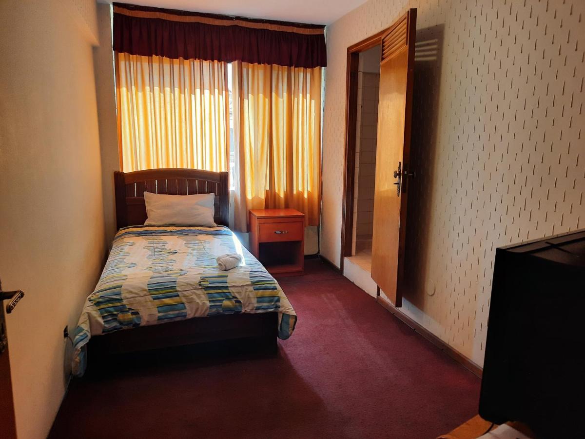 Union Plaza Hotel โกชาบัมบา ภายนอก รูปภาพ